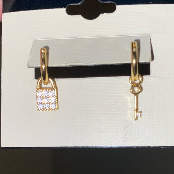 Lock and key gold hoops - Picture 3 of 7